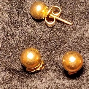 14k Ball Earrings 7mm and 6mm 14k Gold earrings. 1.5 total gram weight